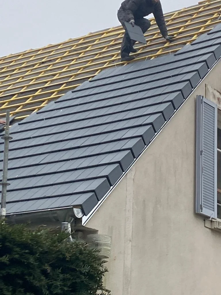 installation toiture tuile noire